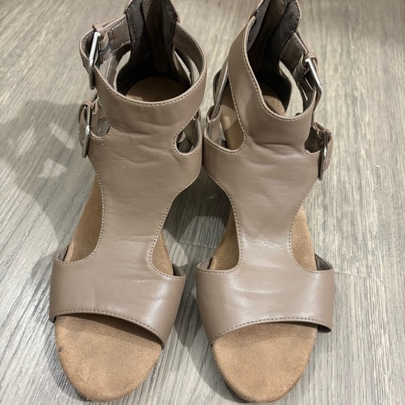 Croft and Barrow w Ortholite Taupe Women's Wedge Heels Sz 9 Zip Buckle Bohemian - Picture 3 of 10